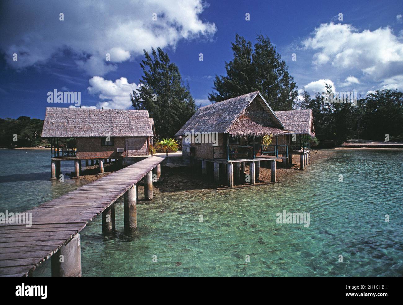 Vanuatu. Efate. Port Vila. Überwasser strohgedeckte Bungalowhütten am Wasser. Stockfoto