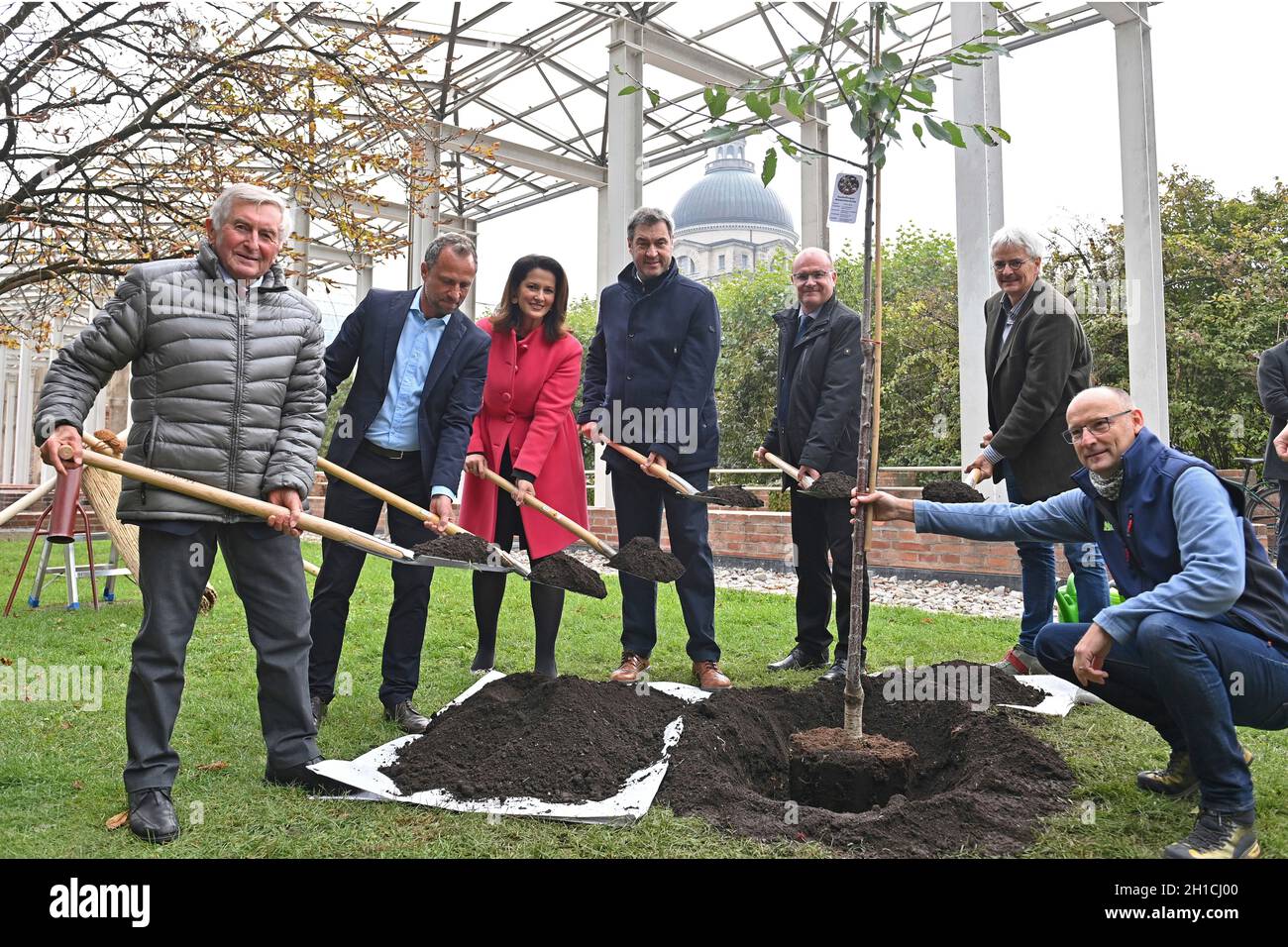 München, Deutschland. 18. Oktober 2021: Von links: Alois GLUECK, Umweltminister Thorsten GLAUBER, Landwirtschaftsministerin Michaela KANIBER, Markus SOEDER (Ministerpräsident Bayern und CSU-Vorsitzender), Norbert Schäfer (Landesverband für Vogelschutz Bayern), Richard MERGNER (Bund Naturschutz Bayern) Pflanzen einen Kirschbaum - eine Hedelfinger-Riesenkirsche. Pressekonferenz der Bayerischen Staatsregierung zum Thema Ergebnisse nach dem Rundtisch STREUOBST am 18. Oktober 2021 im Hofgarten in München. Quelle: dpa picture Alliance/Alamy Live News Stockfoto