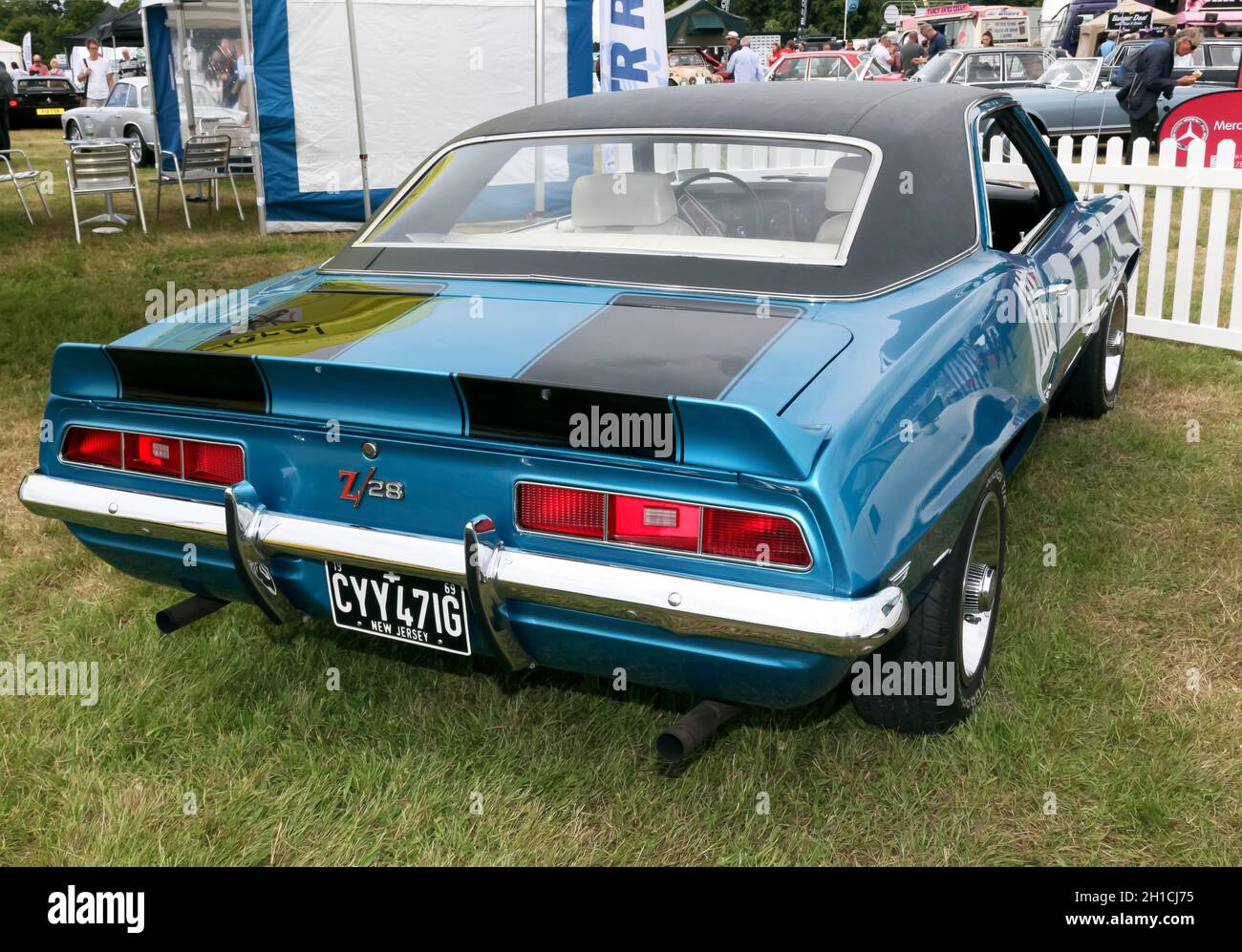 Dreiviertel Rückansicht eines Blue ,1969, Chevrolet Camaro Z/28, auf der London Classic Car Show 2021 ausgestellt Stockfoto