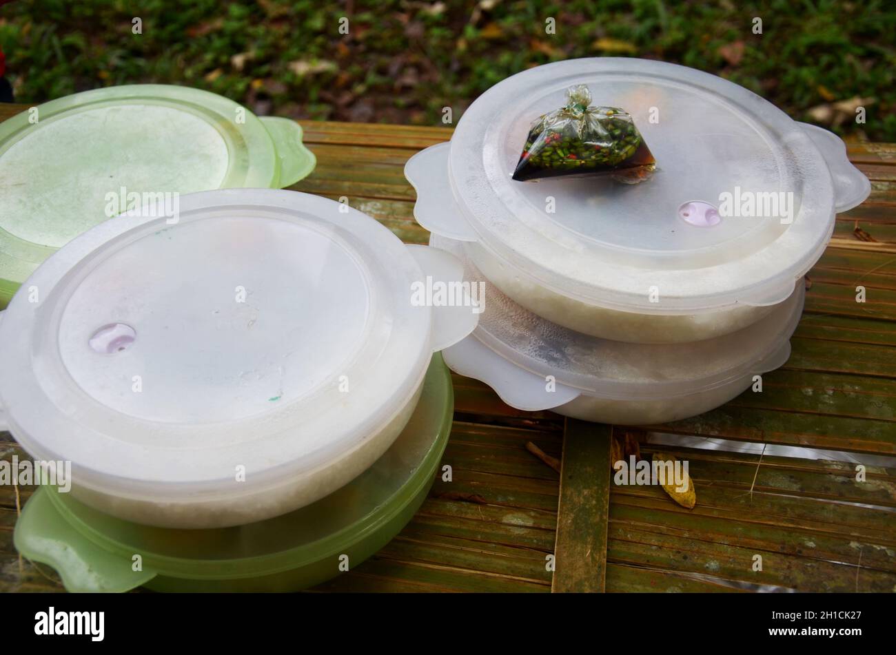 Pinto Food Tiffin Carrier und lokale Set Cuisine thai-Stil für thailänder ausländische Reisende reisen besuchen und ruhen essen trinken draußen im Wald jun Stockfoto