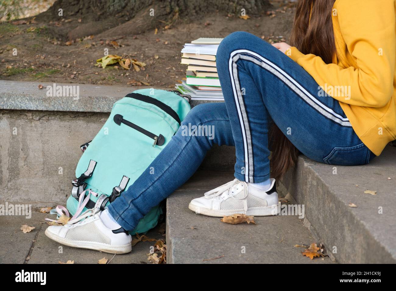 Young teen female sitting legs -Fotos und -Bildmaterial in hoher ...