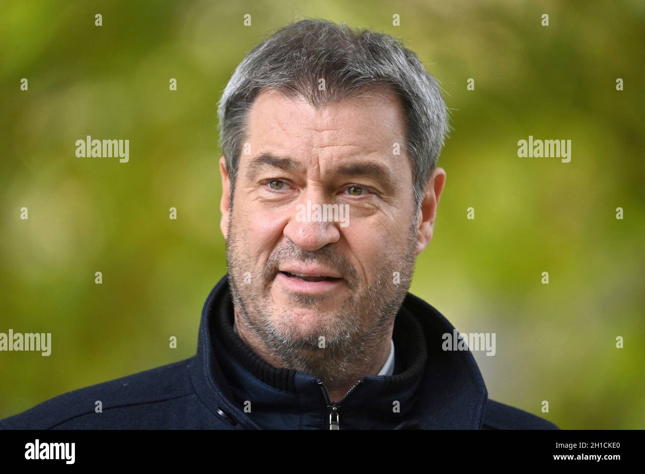 Markus SOEDER (Ministerpräsident Bayern und CSU-Vorsitzender) mit drei Tagen Bart, Einzelbild, getrimmt Einzelmotiv, Porträt, Porträt, Portrait Pressekonferenz der Bayerischen Staatsregierung zum Thema Ergebnisse nach dem Rundtisch STREUOBST am 18. Oktober 2021 im Hofgarten in München. Stockfoto