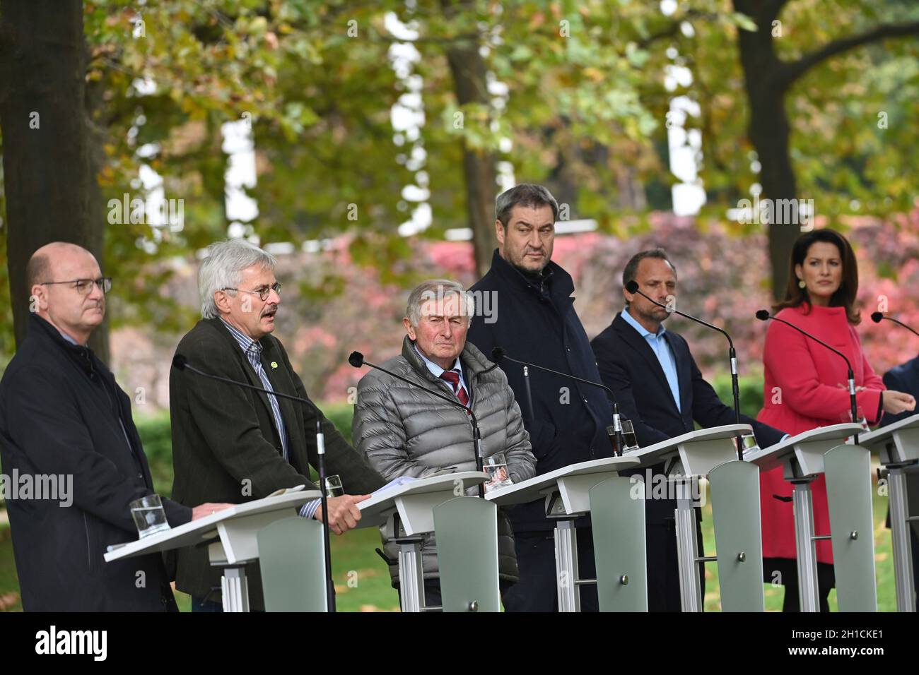 Von links: Norbert SCHAEFER (Landesverband für Vogelschutz in Bayern), Richard MERGNER (Verein Naturschutz Bayern) Alois GLUECK, Markus SOEDER (Ministerpräsident von Bayern und CSU-Vorsitzender), Umweltminister Thorsten GLAUBER, Landwirtschaftsministerin Michaela KANIBER, Pressekonferenz der Bayerischen Staatsregierung zum Thema Ergebnisse nach dem Rundtisch STREUOBST am 18. Oktober 2021 im Hofgarten in München. Stockfoto