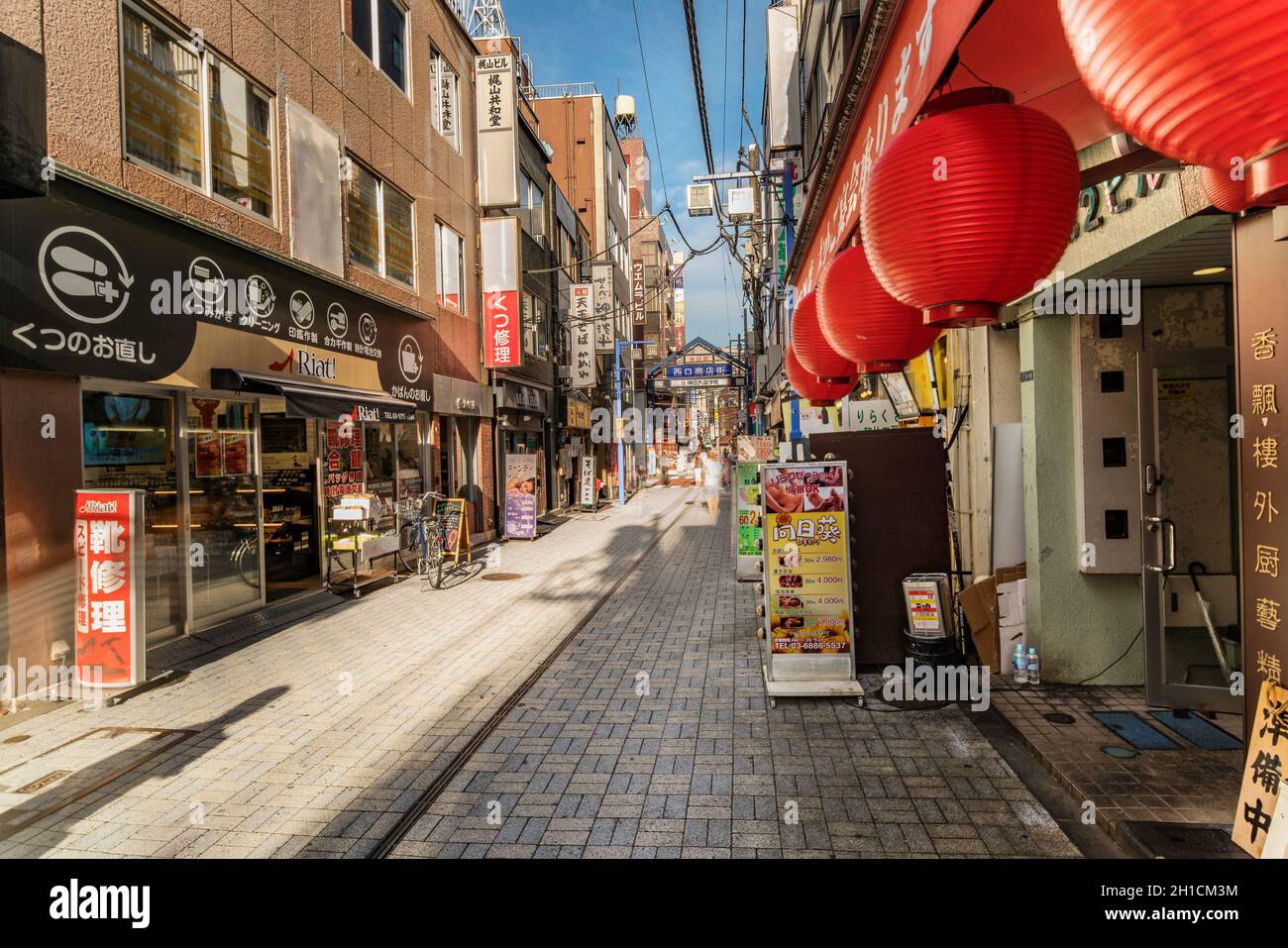 Rote Papierlaternen des Restaurants in der Einkaufsstraße vom westlichen Ausgang der Kanda Station an der Yamanote-Linie. Die Straße erstreckt sich über 300 Meter A Stockfoto