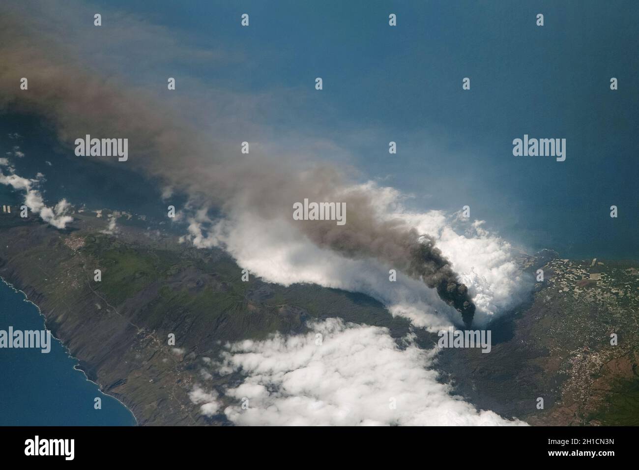 ISS - 10. Oktober 2021 - die Auswirkungen des Ausbruchs des Vulkans Cumbre Vieja sind von oben und unten zu spüren. Erschütterungen und kleine Erdbeben sind reg Stockfoto