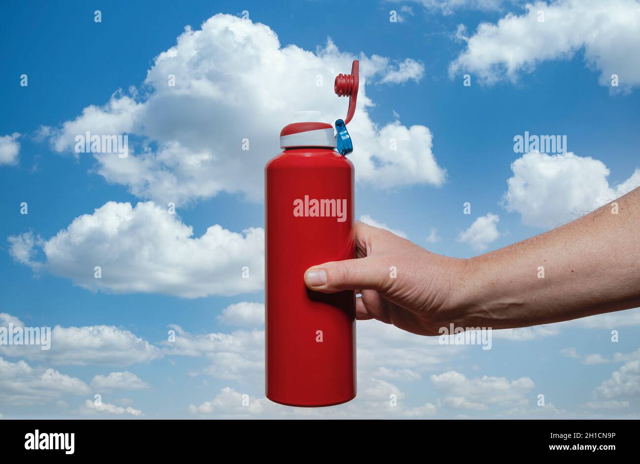 Eine Aluminiumflasche in der Hand als ökologische Wahl Stockfoto
