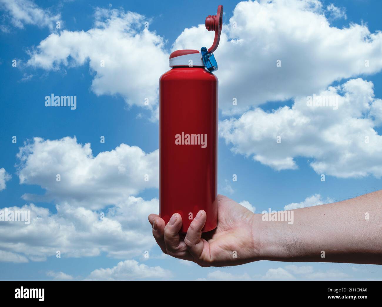 Eine Aluminiumflasche in der Hand als ökologische Wahl Stockfoto