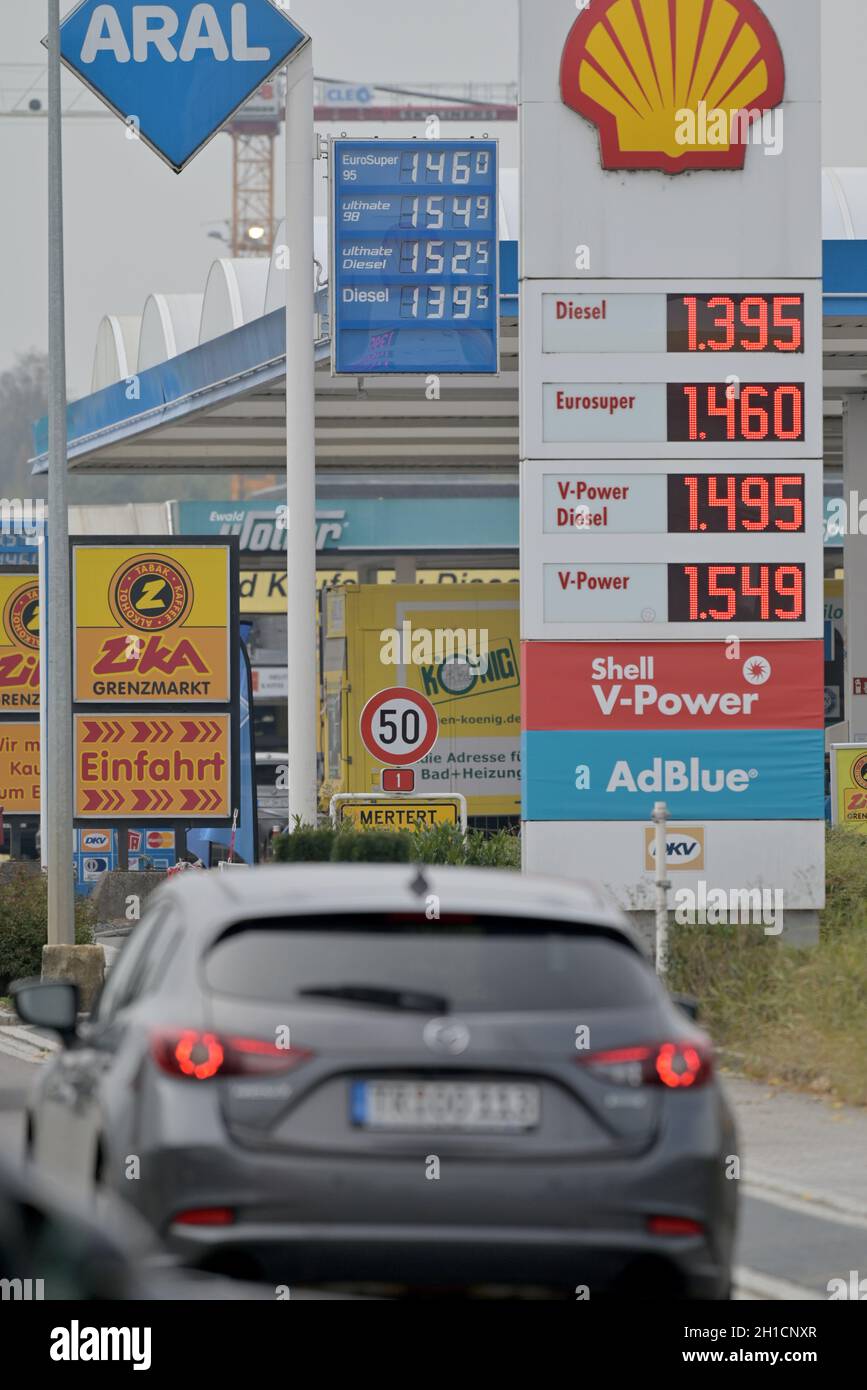 Wasserbillig, Luxemburg. Oktober 2021. Autos fahren entlang der „Benzinmeile“ in Wasserbillig. Im Großherzogtum sind die Benzinpreise deutlich günstiger als im benachbarten Deutschland. An Tankstellen in Deutschland ist Diesell teurer als je zuvor. Im bundesweiten Tagesdurchschnitt am Sonntag lag der Preis bei 1.555 Euro pro Liter, wie der ADAC mitteilte. Quelle: Harald Tittel/dpa/Alamy Live News Stockfoto