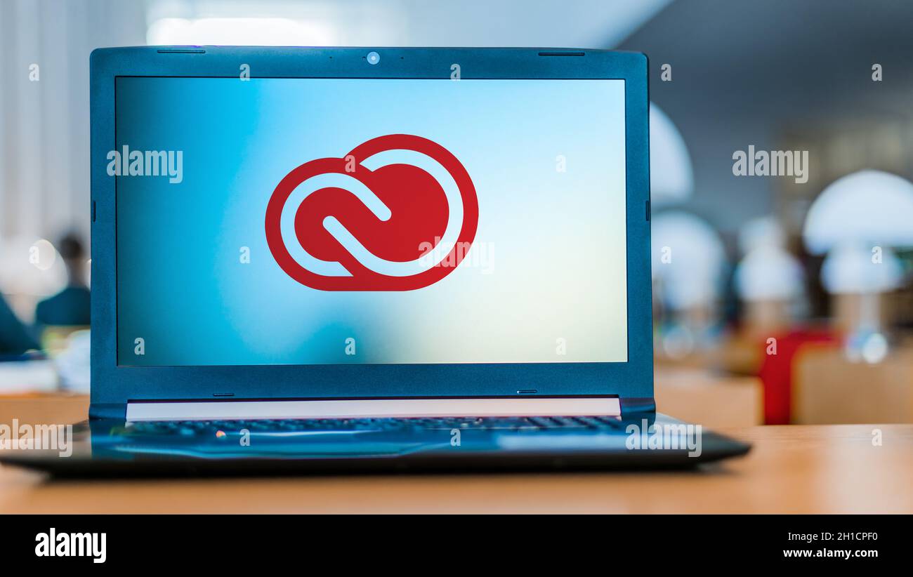 POZNAN, POL - 22. FEBRUAR 2020: Laptop-Computer mit Logo von Adobe Creative Cloud, einer Reihe von Anwendungen und Diensten von Adobe Systems Stockfoto