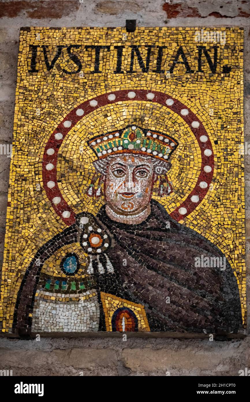 Ravenna, Italien - 11. September 2019: Mosaik des Heiligen Justinian der Große in der Basilika des heiligen Apollinare Nuovo in Ravenna, Italien Stockfoto