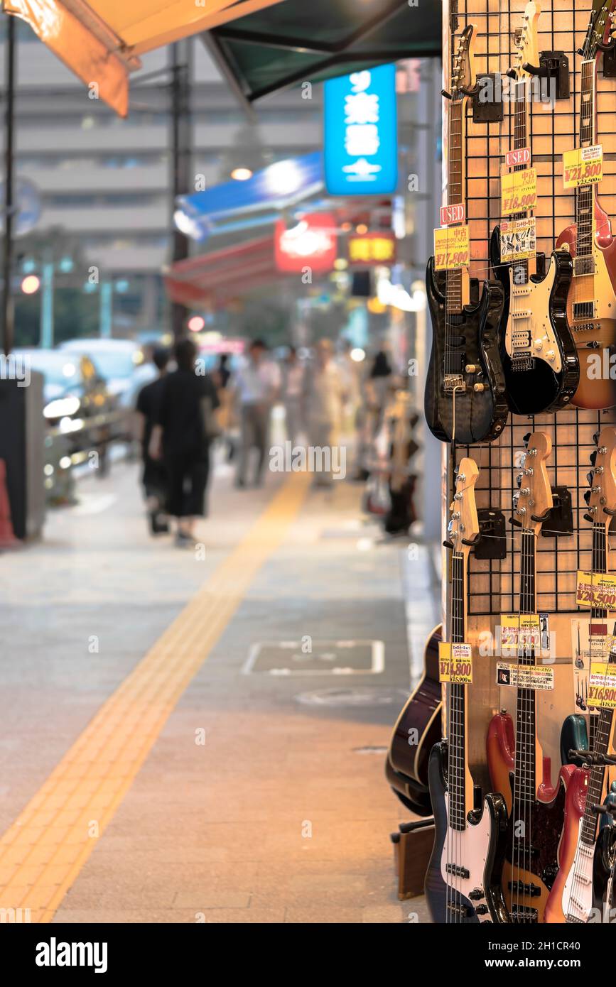 Ochanomizu Bezirk in Tokio in der Nähe der Meiji Universität, deren Hauptstraße als Guitar Street bekannt ist, die auf beiden Seiten mit gebrauchten Gitarrenläden gesäumt ist, Stockfoto