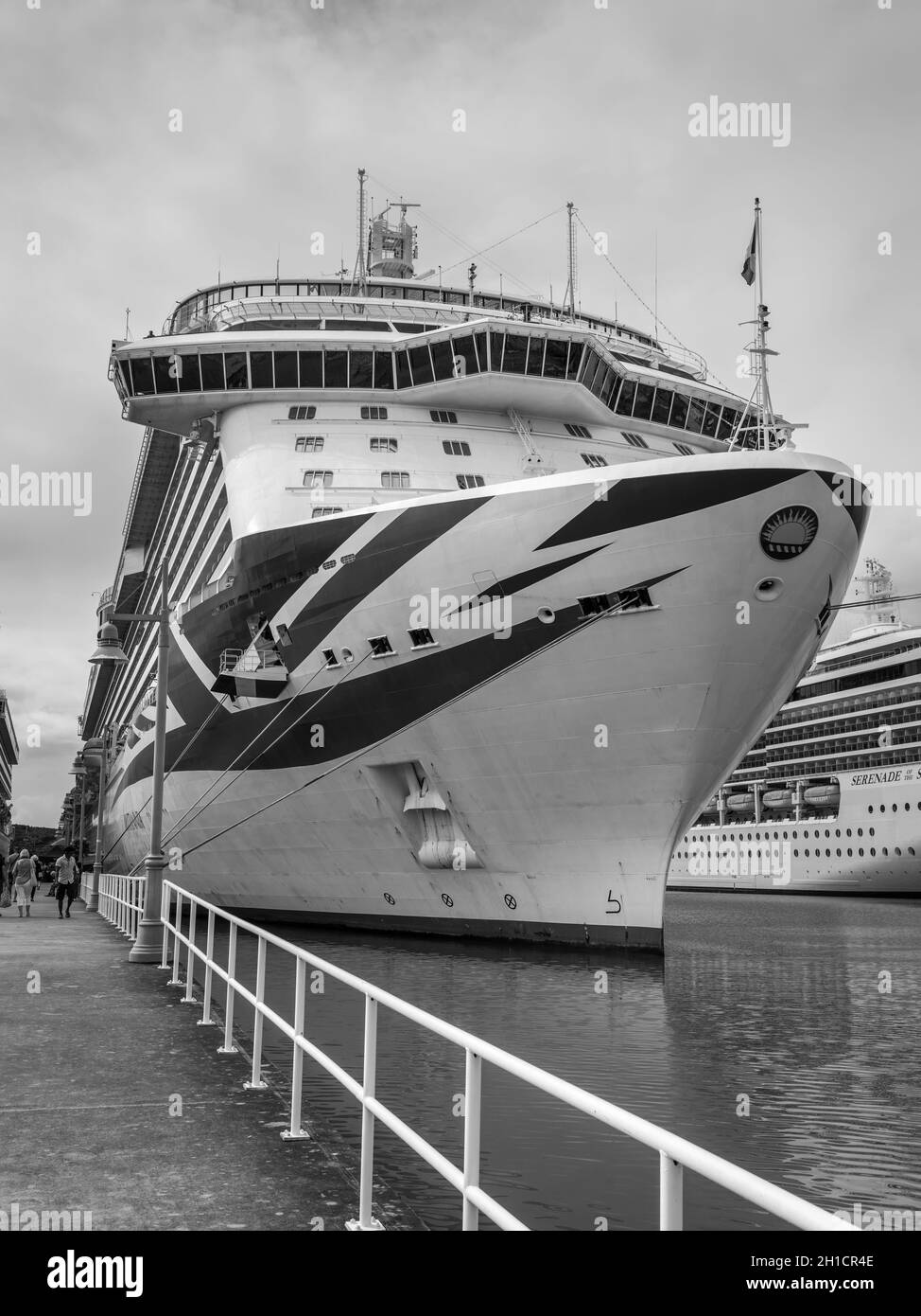 ST John's, Antigua und Barbuda - 18. Dezember 2018: Kreuzfahrtschiff MV Britannia im Hafen von Antigua auf St John's bei bewölktem Wetter, Antigua und Stockfoto