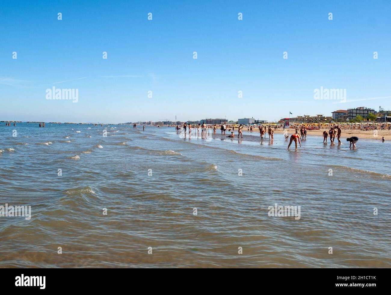 Cesenatico, Emilia Romagna, Italien - 13. Sept. 2019: Am Strand in Cesenatico, Italien, ruhen die Menschen an einem sonnigen Tag Stockfoto