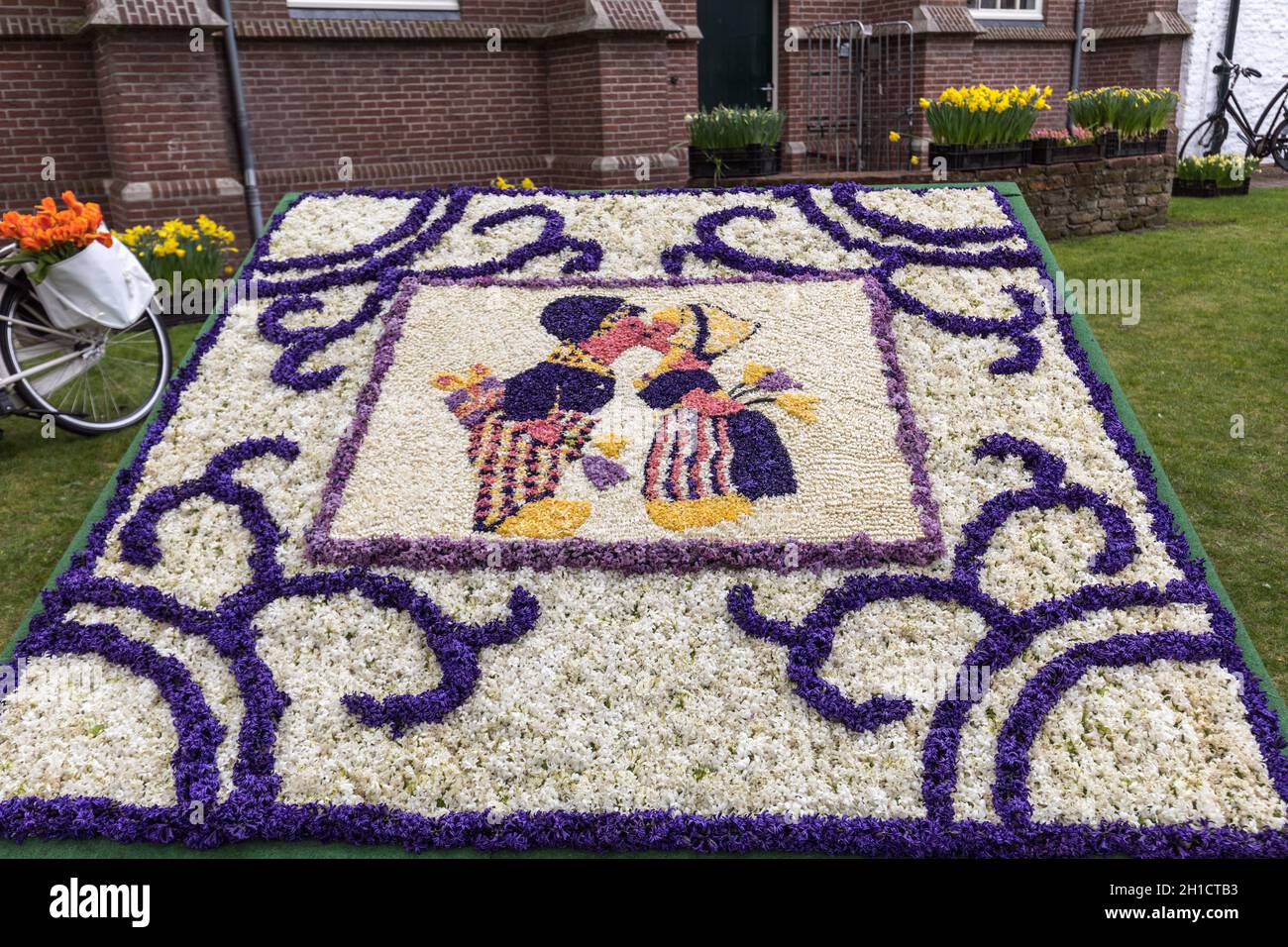 Noordwijkerhout, Niederlande - 21 April, 2017: Ein sich küssendes Paar aus Hyazinthen im traditionellen Blumen parade Bloemencorso von Noordwijk zu Ha Stockfoto