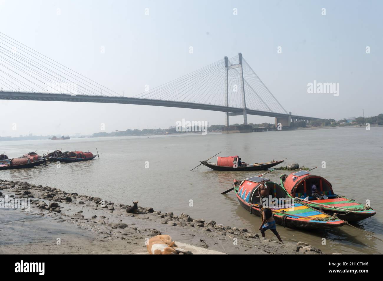 Panorama Vidyasagar Setu (Bidyasagôr Setu) oder zweite Hooghly Brücke bei Sonnenuntergang. Berühmte längste Kabel blieb Mautbrücke über Hooghly River verbinden Stockfoto