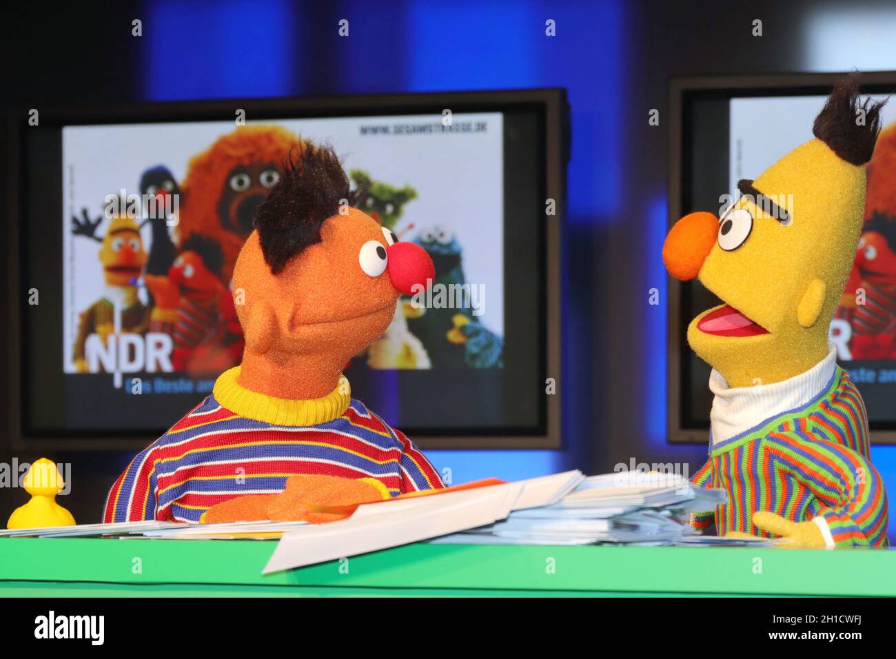 Ernie und Bert, Präsentation der Sesamstrasse Sondermarke (Briefmarke) der Deutschen Post im Sonderpostamt beim NDR Rundfunk, Hamburg, 02.03.2020 Stockfoto