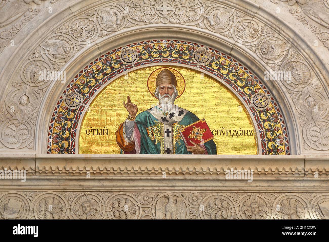 TRIESTE, Italien - 14. Oktober: St. Spyridon Mosaik in Triest am 14. Oktober 2014. Fresco Ikone von St. Spiridon an der serbisch-orthodoxen Gemeinde in Triest, Stockfoto