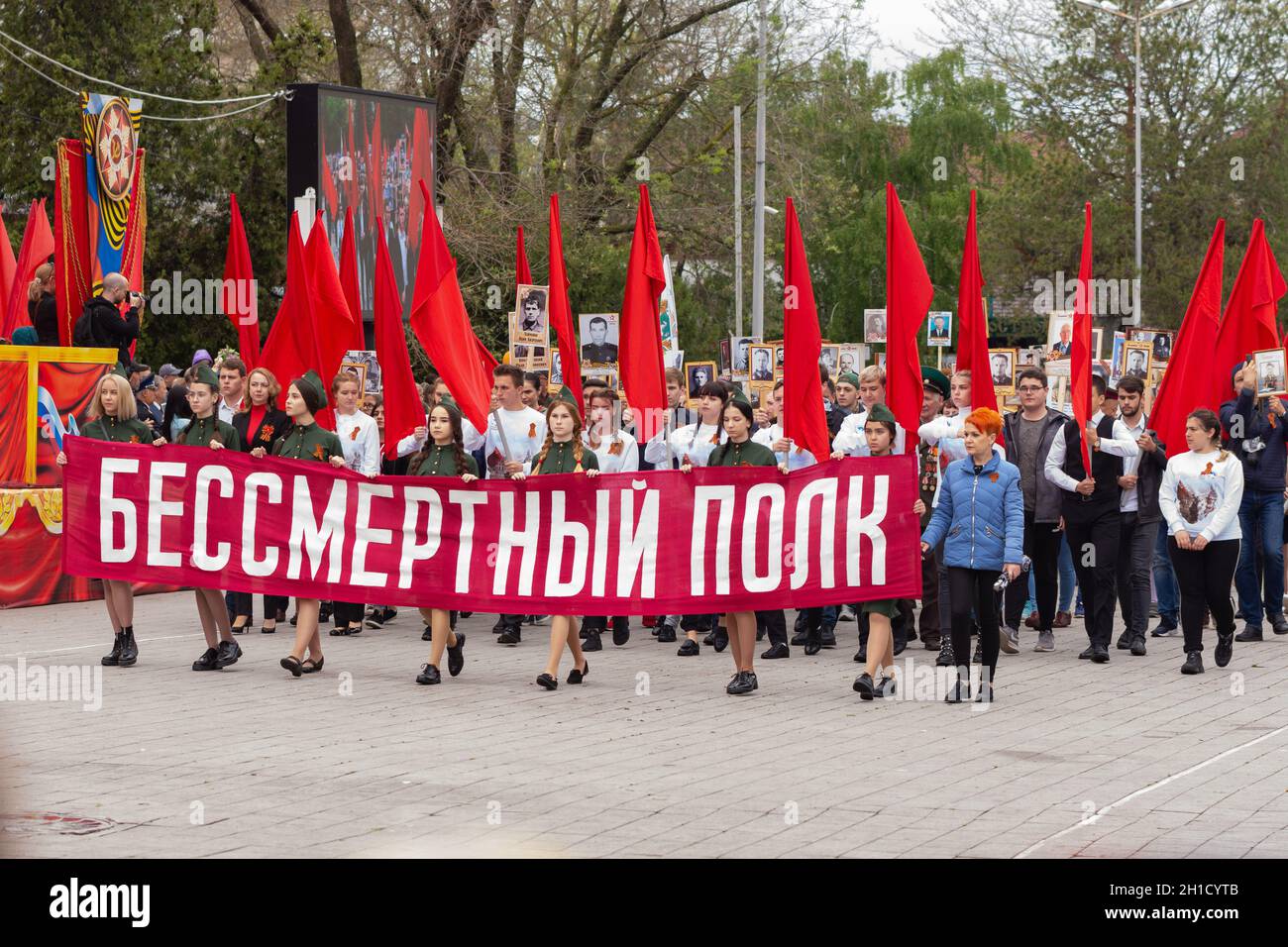 Anapa, Russland - 9. Mai 2019: Junge Leute tragen das unsterbliche Regiment und führen eine Kolumne bei der Siegestagsparade am 9. Mai in Anapa Stockfoto