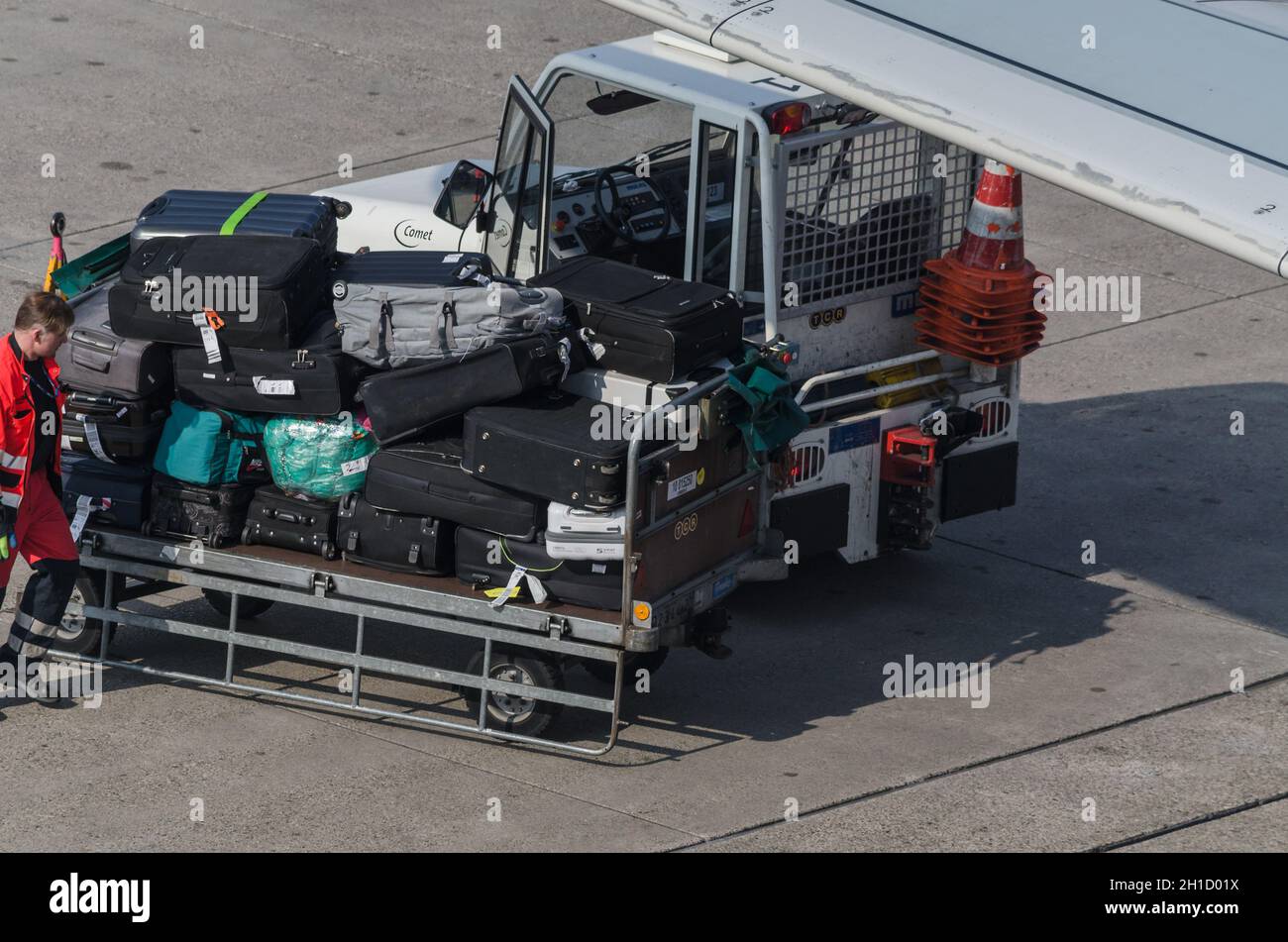 DÜSSELDORF, NRW, DEUTSCHLAND - 18. MÄRZ 2015: Condor Boing 757-300 während der Inbetriebnahme auf dem Düsseldorfer Flughafen. Stockfoto