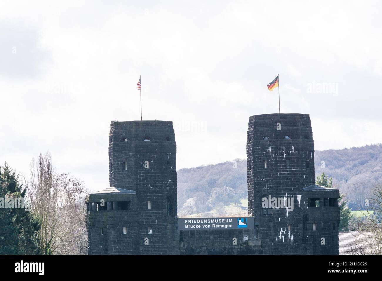 ERPEL, DEUTSCHLAND - 27. MÄRZ 2016: Ruine die Ludendorff-Brücke in Erpel am Rhein in Deutschland.Türme der Remagenbrücke befinden sich am gegenüberliegenden Ufer Stockfoto