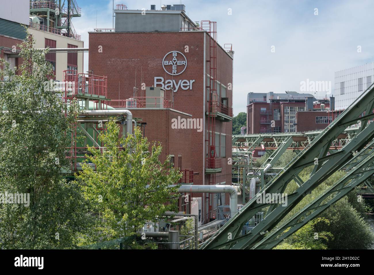 WUPPERTAL; NRW; DEUTSCHLAND - 31. JULI; 2017: Die Bayer AG-Werke in Wuppertal Elberfeld auf beiden Seiten der Wupper entwickeln und produzieren ph-werte Stockfoto