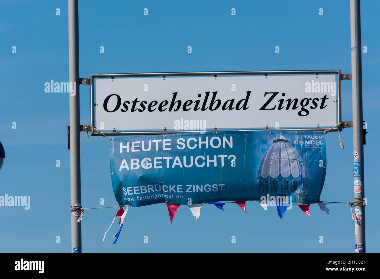 ZINGT DEUTSCHLAND - JULI 29 2018: Plakat und Schild mit Zingst-Inschrift auf der hölzernen Seebrücke in der Ostsee. Darss-Halbinsel Fischland-Darss-Zingst Ger Stockfoto