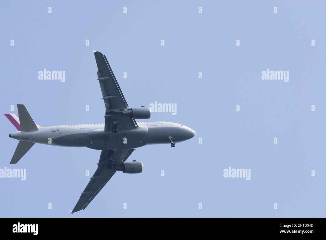 RATINGEN, NRW, DEUTSCHLAND - 28. AUGUST 2018: Passagierflugzeug landet auf dem Flughafen Düsseldorf Stockfoto