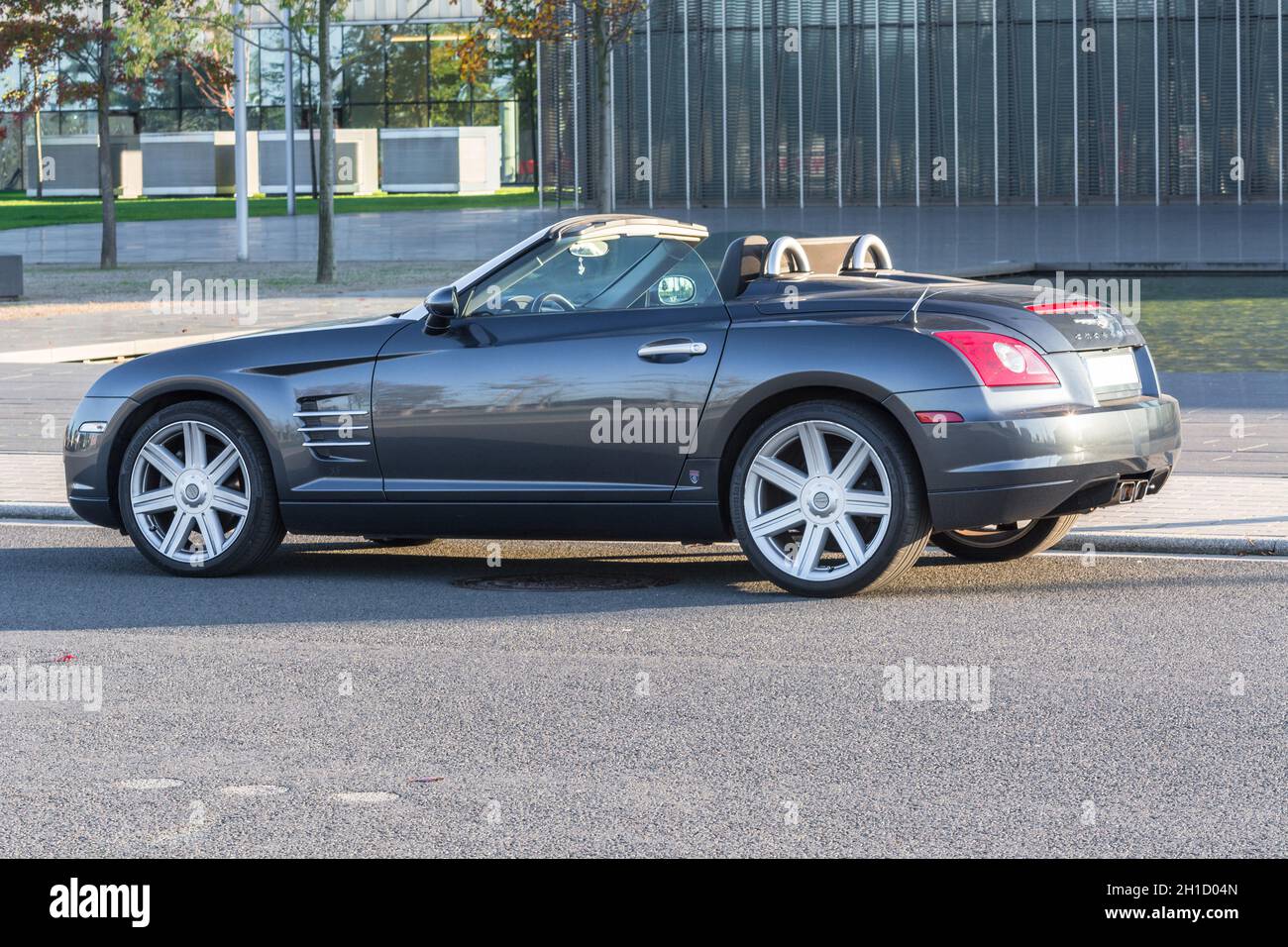 ESSEN, NRW, DEUTSCHLAND - 11. OKTOBER 2015: Chrysler Crossfire, Seitenansicht des neuen Verwaltungsgebäudes von ThyssenKrupp in Essen, Deutschland. Stockfoto