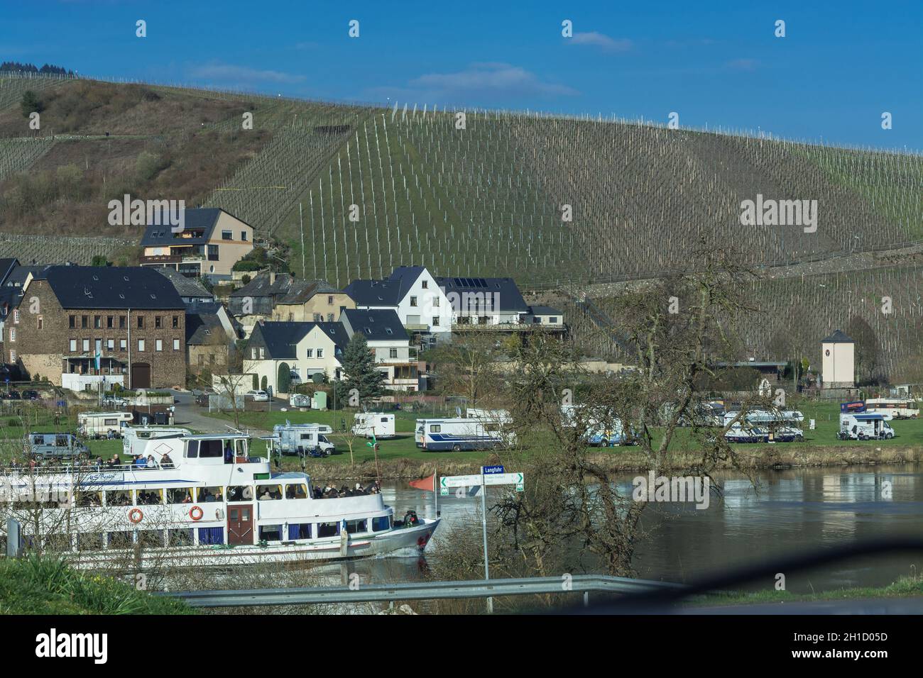 TRABEN-TRARBACH, DEUTSCHLAND - 26. MÄRZ 2016: Passagierschiff MS Berlin an der Mosel in der Nähe der Stadt Traben-Trarbach in Deutschland. Im Hintergrund mobi Stockfoto