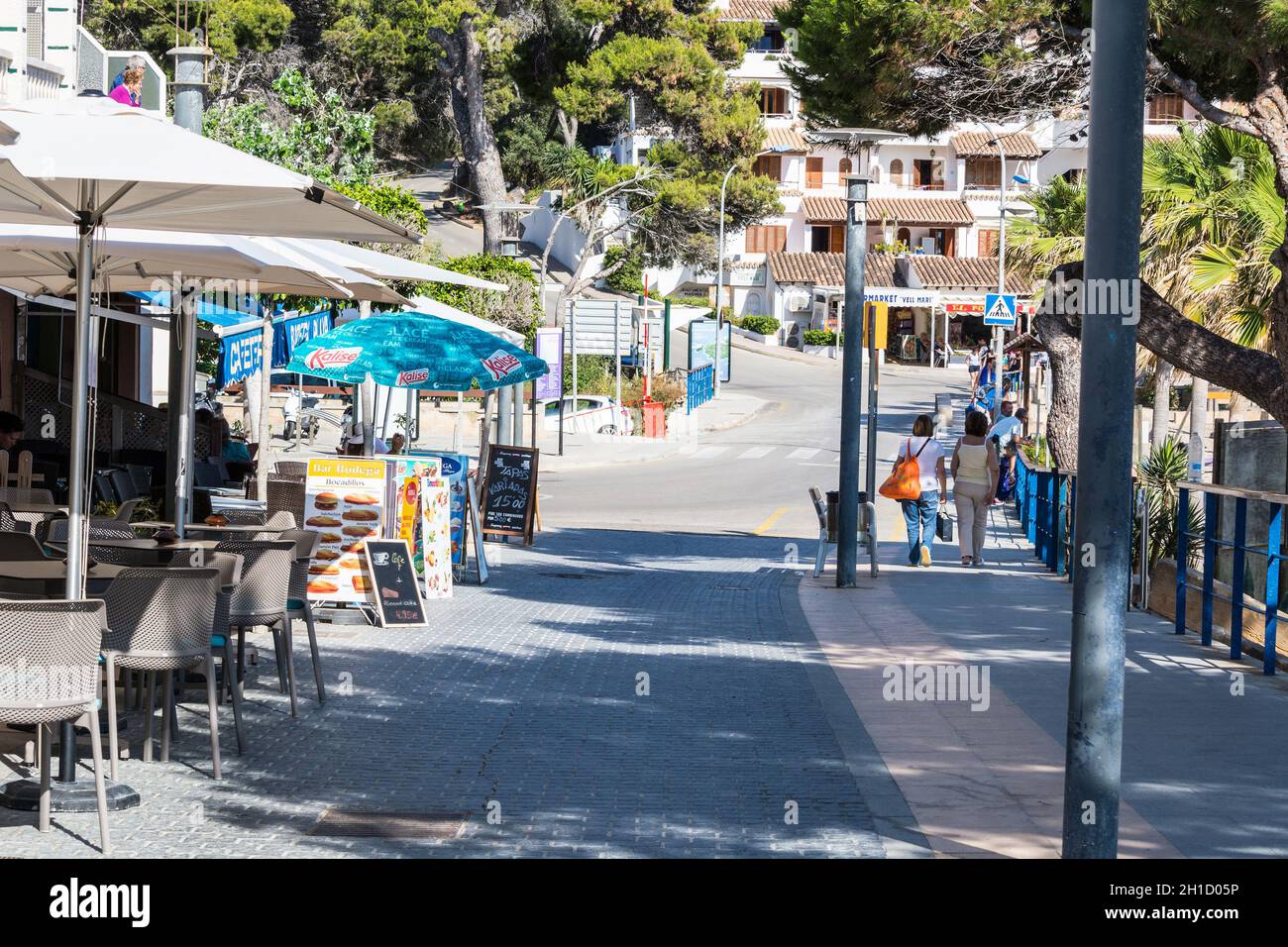 SANT ELM, MALLORCA, SPANIEN - 04. JUNI 2016: Sant Elm City, malerische Einkaufsstraße in der kleinen Stadt San Telmo, Mallorca, Spanien. Stockfoto