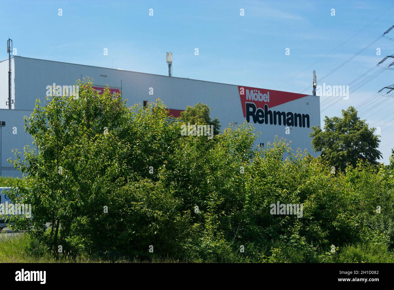 VELBERT, NRW, DEUTSCHLAND - 26. MAI 2018: Blick auf das große Möbelhaus Rehmann in Velbert. Eingangsbereich Ausstellung und Lager Stockfotografie