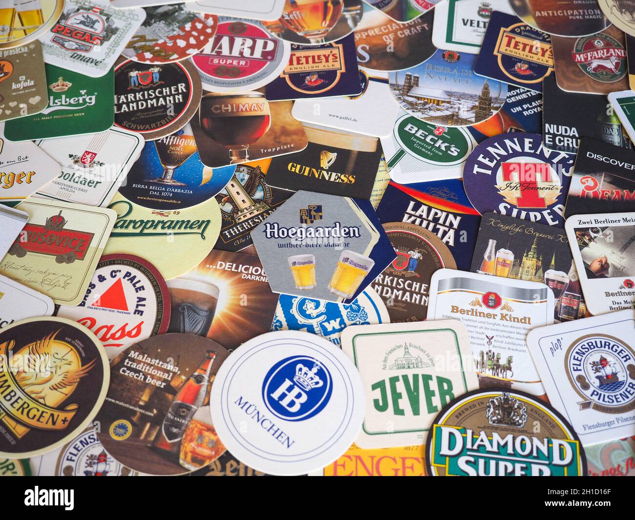 LONDON, Großbritannien - 10. MÄRZ 2020: Biermatten verschiedener Marken Stockfoto