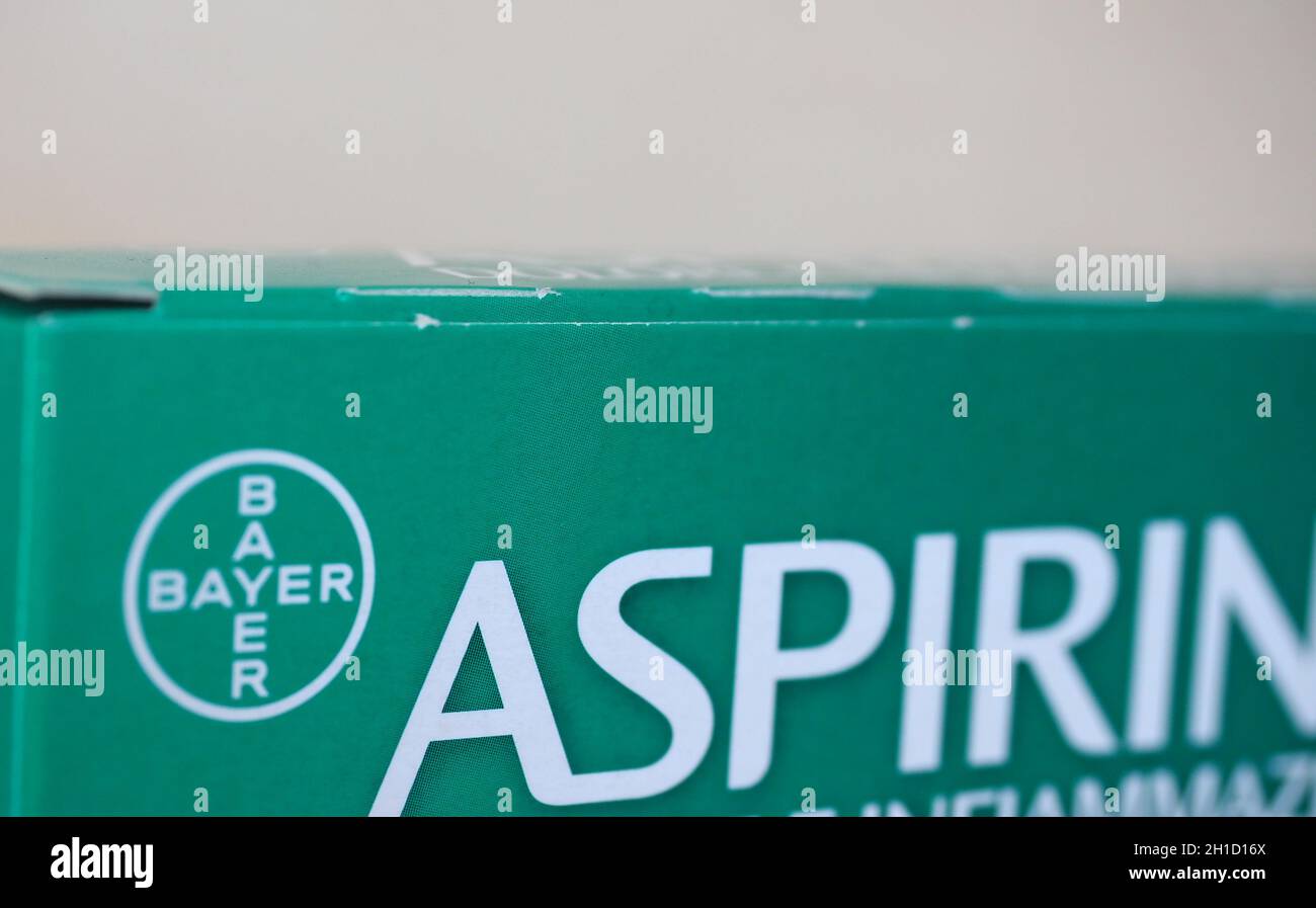 LEVERKUSEN, DEUTSCHLAND - CA. MÄRZ 2020: Bayer unterzeichnet eine Aspirin-Box Stockfoto