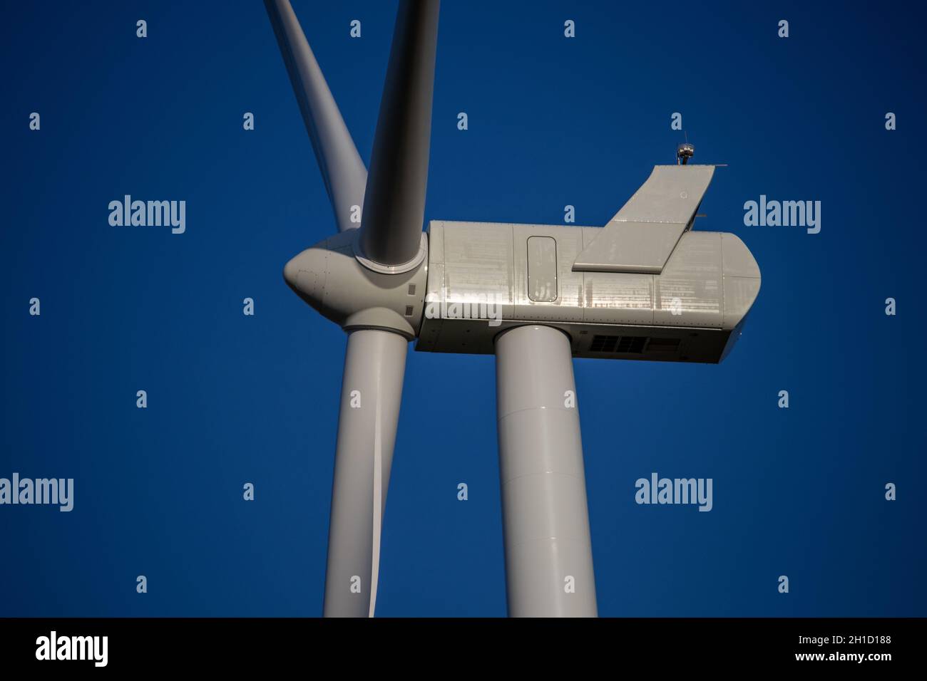 O'Neill, Nebraska, US 22. Juli 2019 Windfarm In Nebraska Farm Land Wind Power Turbine Up Close. Windenergieanlagen in ganz Nebraska Land Stockfoto