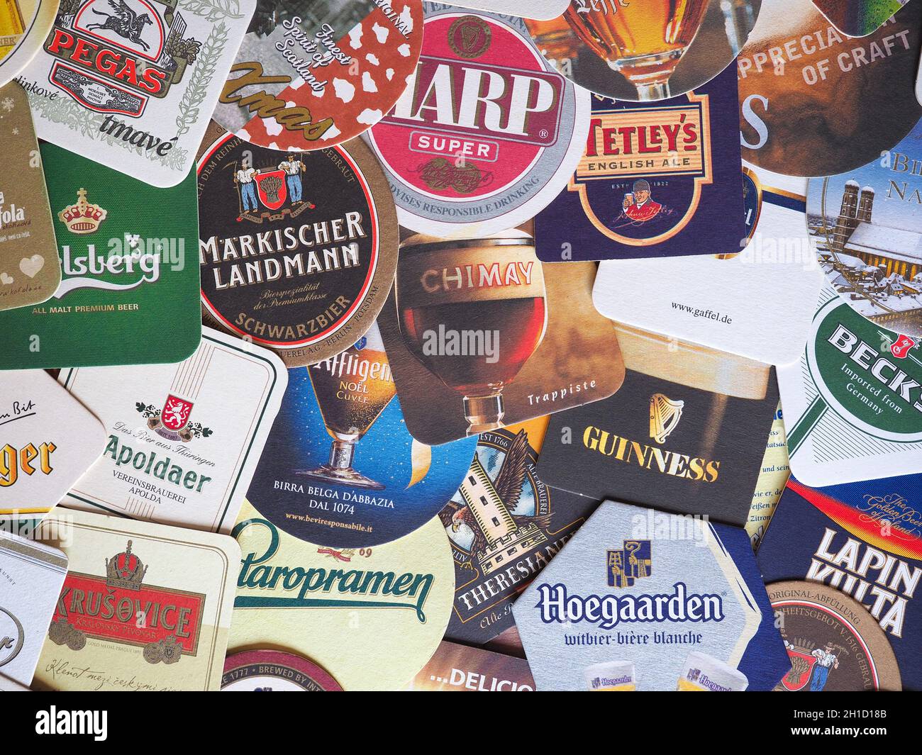 LONDON, Großbritannien - 10. MÄRZ 2020: Biermatten verschiedener Marken Stockfoto