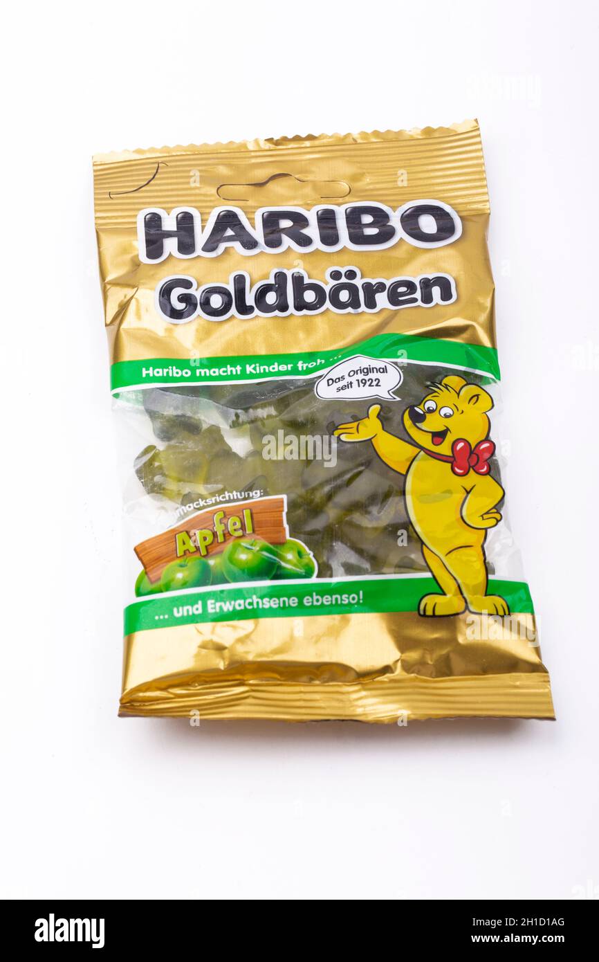 Huettenberg, DEUTSCHLAND - 2020-02 25 Produktschuss HARIBO Apple Sweets isoliert über weiß Stockfoto