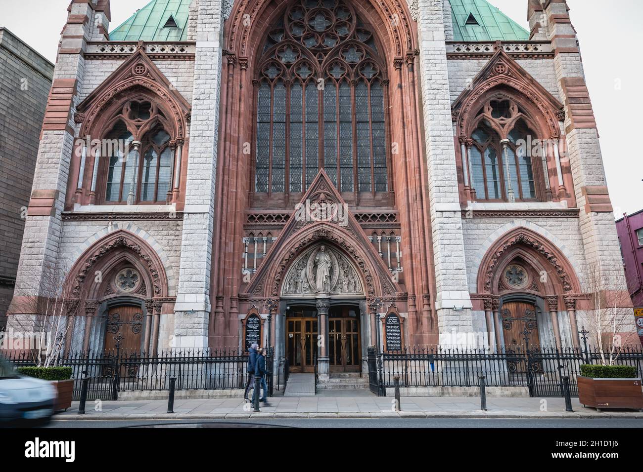 Dublin, Irland - 13. Februar 2019: Straßenatmosphäre und Architektur der katholischen Kirche St. Augustine und St. Johannes Der Täufer, die die Menschen besuchen Stockfoto