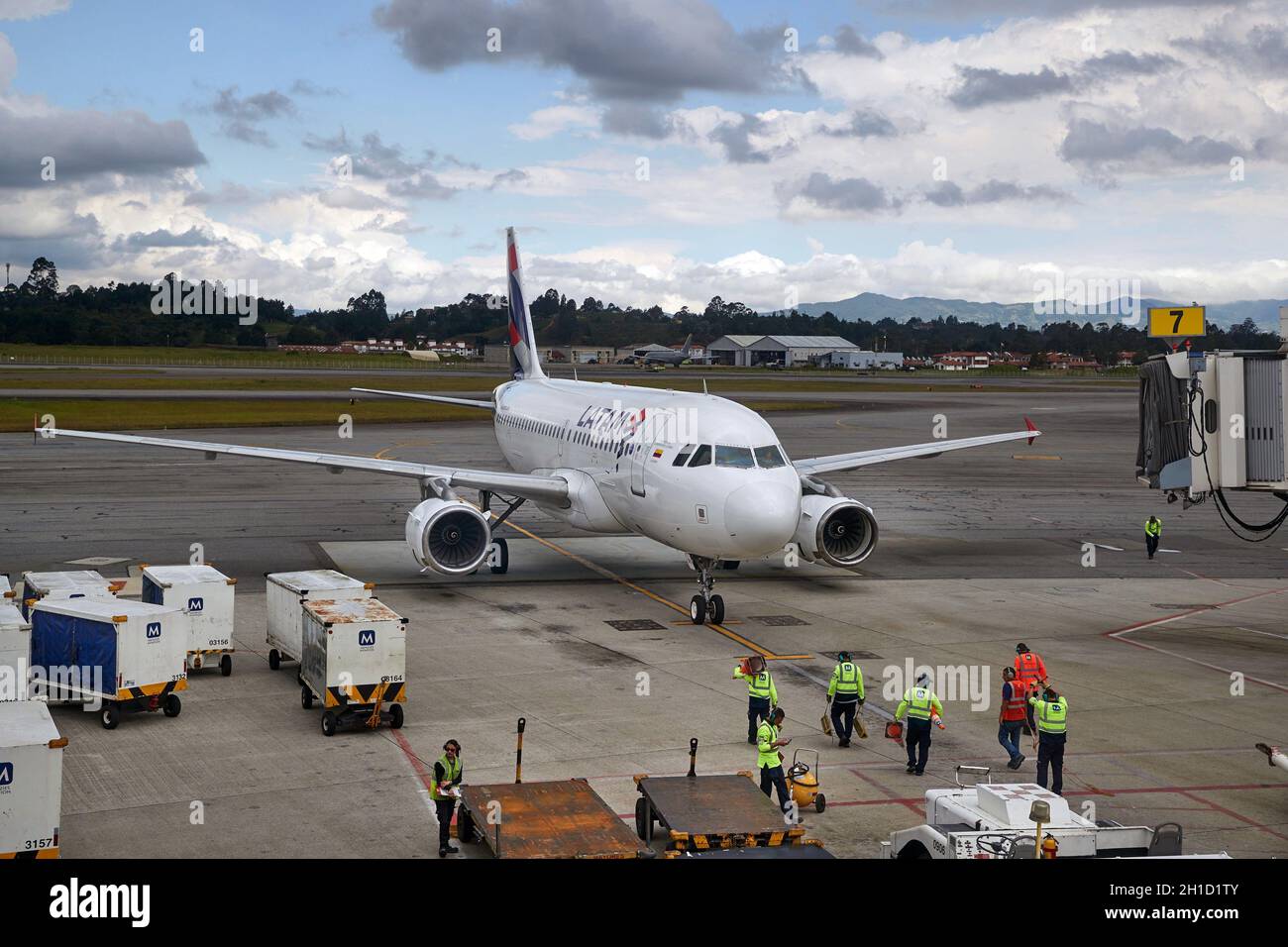 MEDELLIN, KOLUMBIEN - 24. APRIL 2019: Jet-Airliner der LATAM Ankunft auf Parkplatz am Jose Maria Cordova International Airport in Medellin, worke Stockfoto