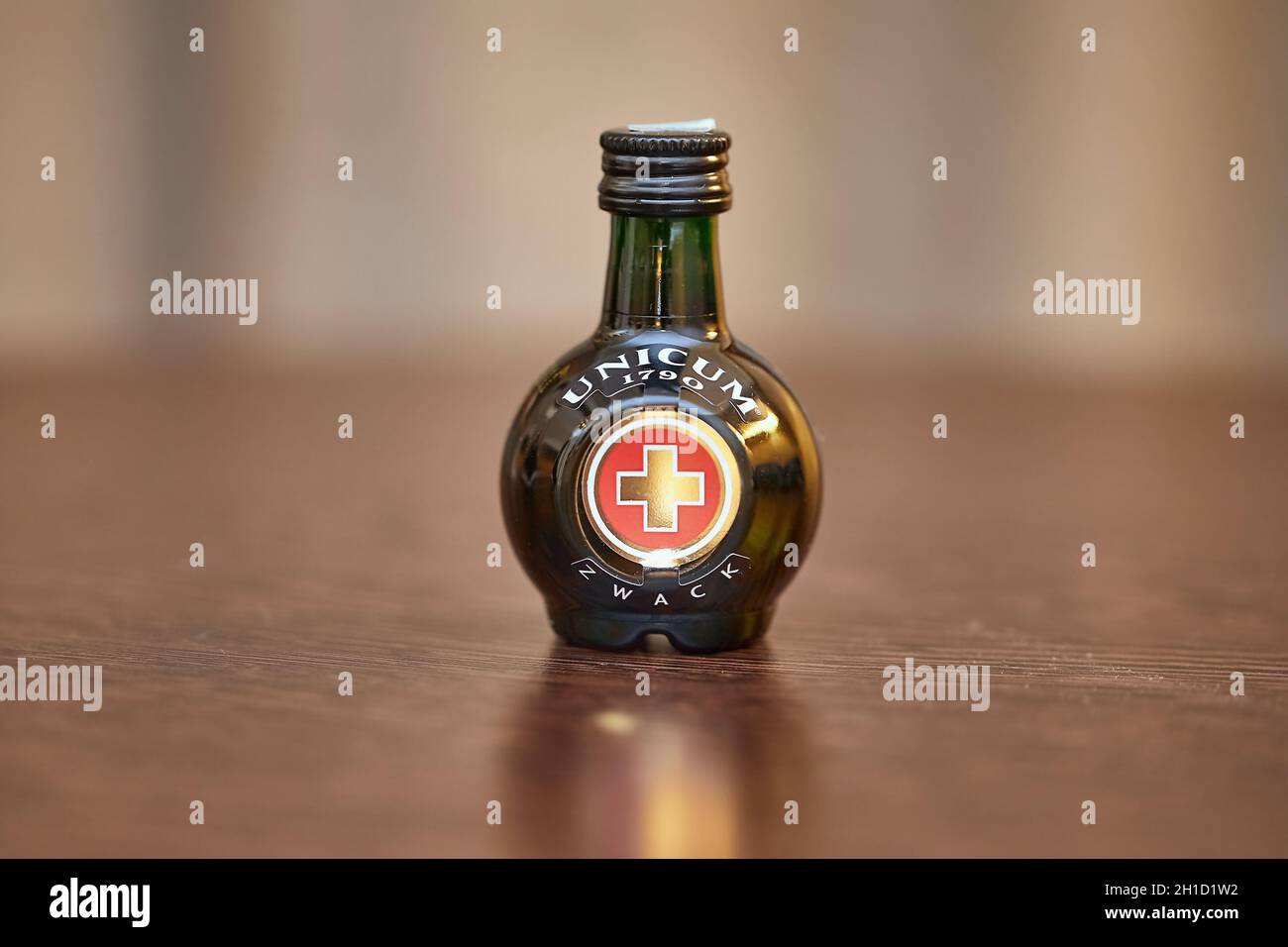 BUDAPEST, UNGARN - UM 2019: Unikum aus Zwack, eine Kräuterliqeour aus Ungarn, kleine Flasche Stockfoto