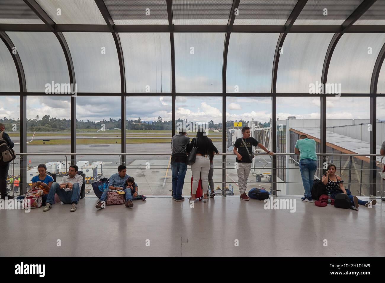 MEDELLIN, KOLUMBIEN - UM 2019: Passanten warten im Terminal auf verspätete Flüge am internationalen Flughafen Medellin Jose Maria Cordova Stockfoto