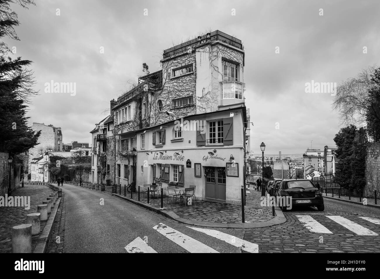 Paris, Frankreich - 24. Dezember 2018: Außenansicht des Restaurants La Maison Rose in Montmartre, Paris, Frankreich. Schwarzweißfotografie. Architektur und l Stockfoto