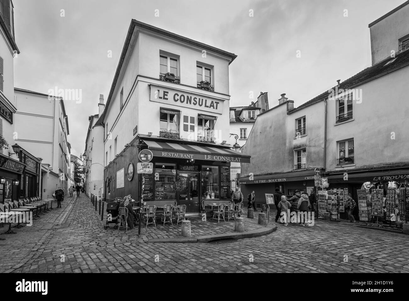 Paris, Frankreich - 24. Dezember 2018: Außenansicht des Restaurants La Consulat in Montmartre, Paris, Frankreich. Schwarzweißfotografie. Architektur und Land Stockfoto
