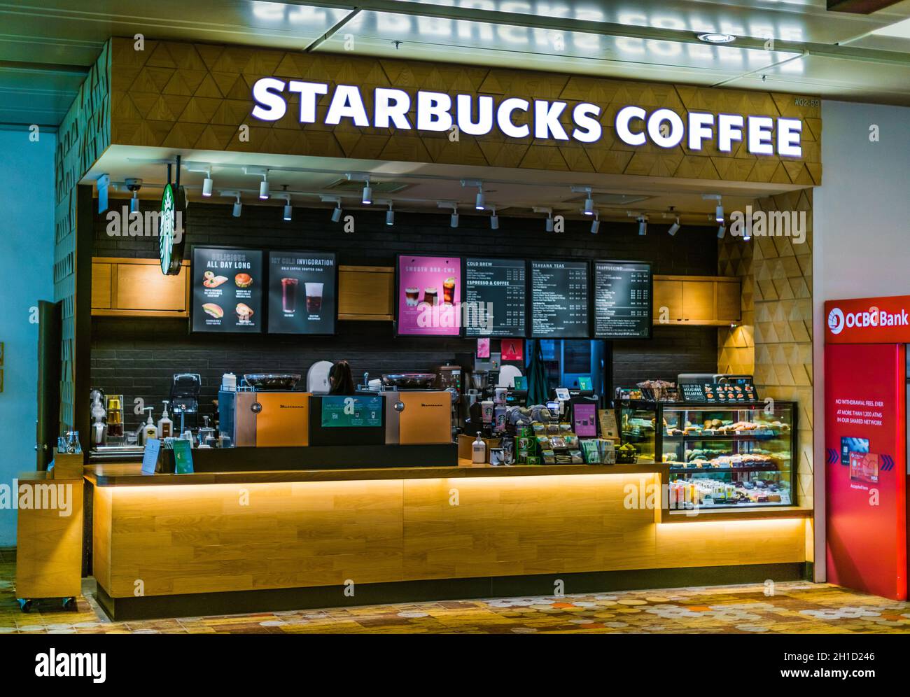 SINGAPUR - 7. MÄRZ 2020: Starbucks Coffee Shop am Changi Airport in Singapur Stockfoto