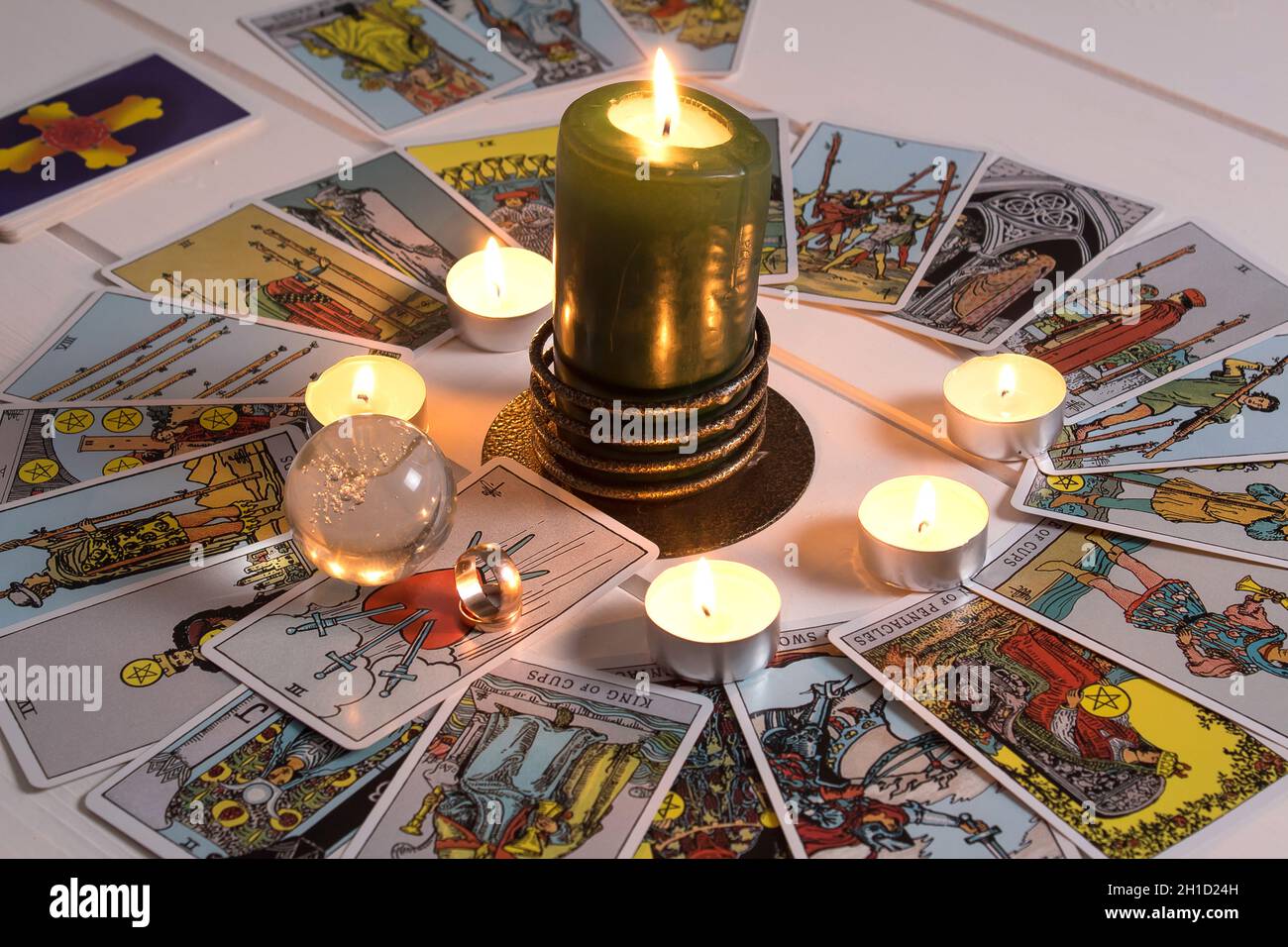 Bangkok, Thailand, 15.20.Hochzeitsringe sind auf Tarot-Karten. Der Zigeuner legt Tarot-Karten und Vermutungen für die Zukunft aus. Magische Sitzungen mit Talkin Stockfoto