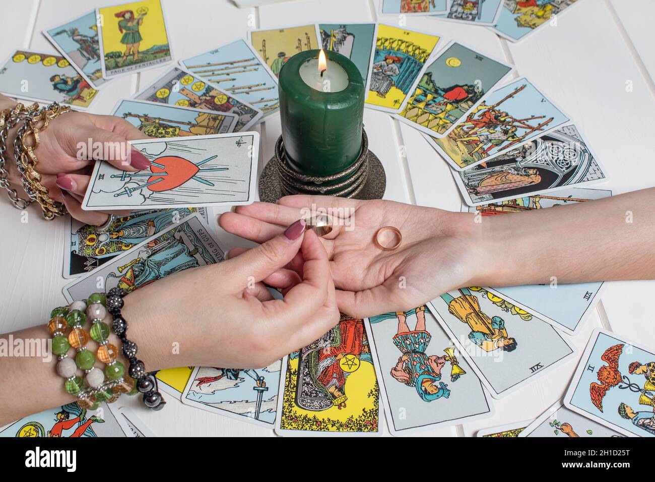 Bangkok, Thailand, März.15.20.EINE Zigeunerfrau verrät ein Liebesspiel mit Hochzeitsringen und Wahrsagekarten von Candlelight.Fortune erzählen mit uns Stockfoto