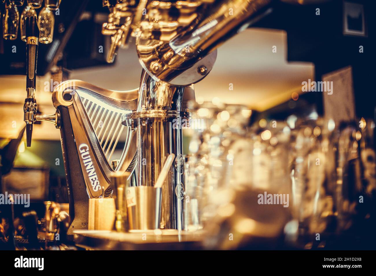 Bukarest Rumänien - 27. Januar 2020: Illustrative redaktionelle Aufnahme eines Guinness-Bierzapfes in einer Kneipe in Bukarest, Rumänien. Stockfoto