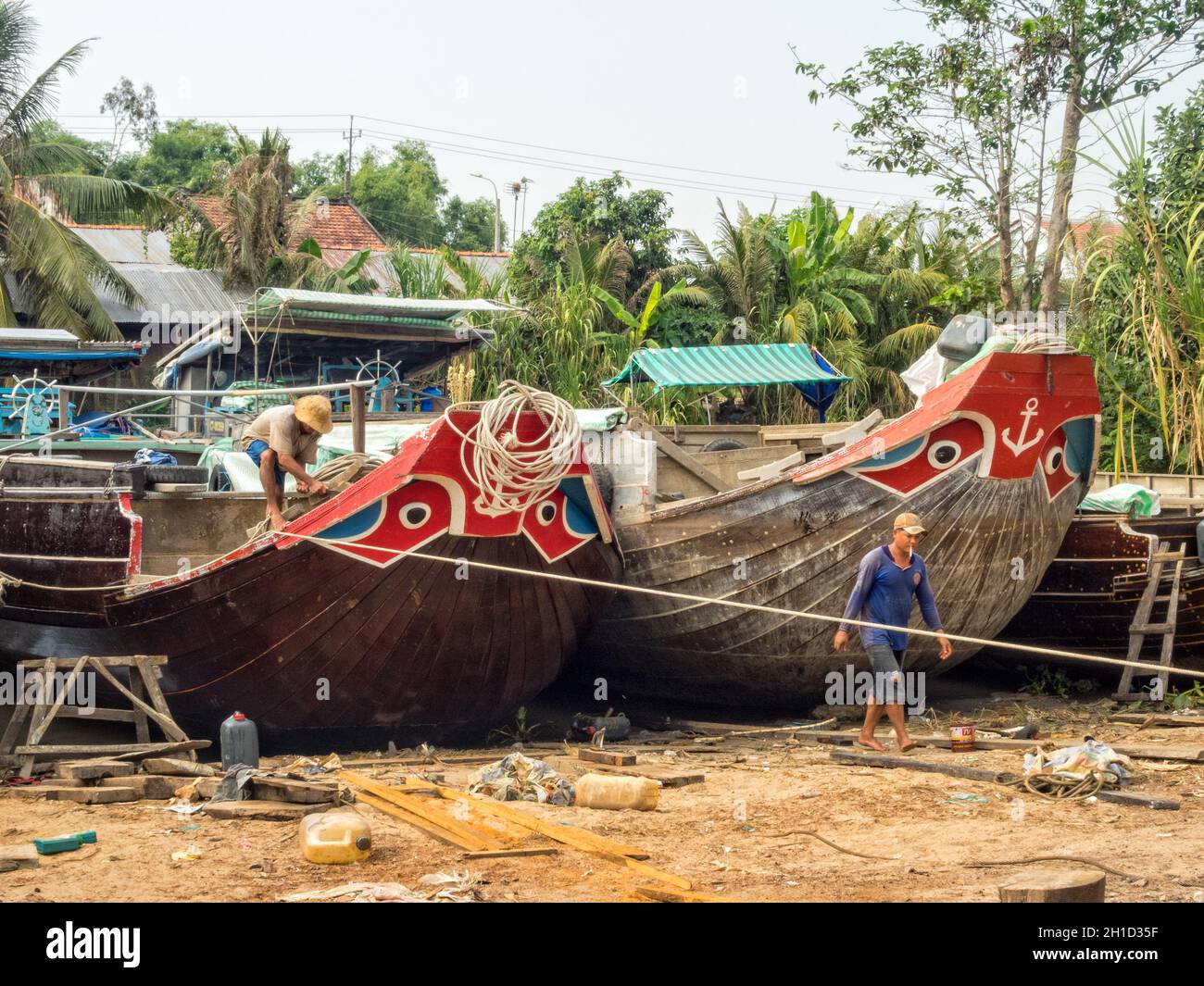 Zwei traditionelle Flussboote werden im Mekong-Flussdelta - Phong Dien, Vietnam, repariert Stockfoto