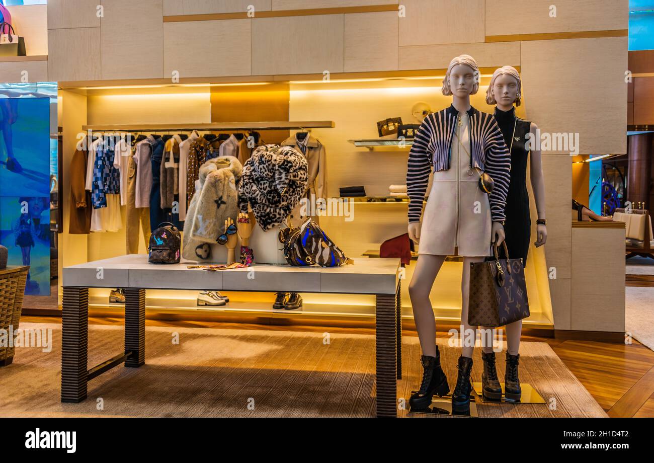 SINGAPUR - 3. MÄRZ 2020: Interieur des Louis Vuitton Modehauses im Einkaufszentrum Marina Bay Sands in Singapur Stockfoto