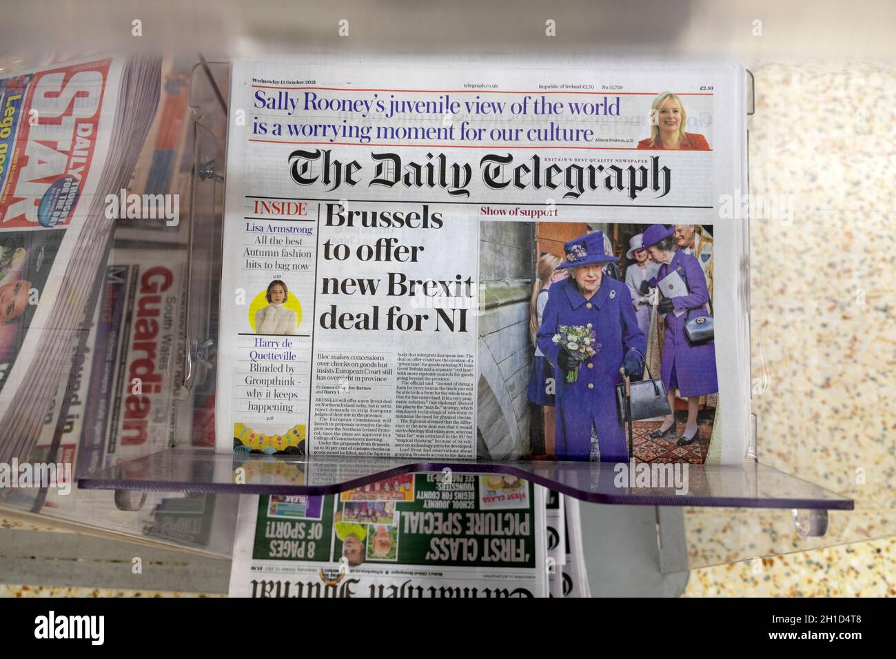 "Brüssel wird NI einen neuen Brexit-Deal anbieten" Artikel auf der Titelseite der Tageszeitung Daily Telegraph am 13. Oktober 2021 London England Großbritannien Stockfoto