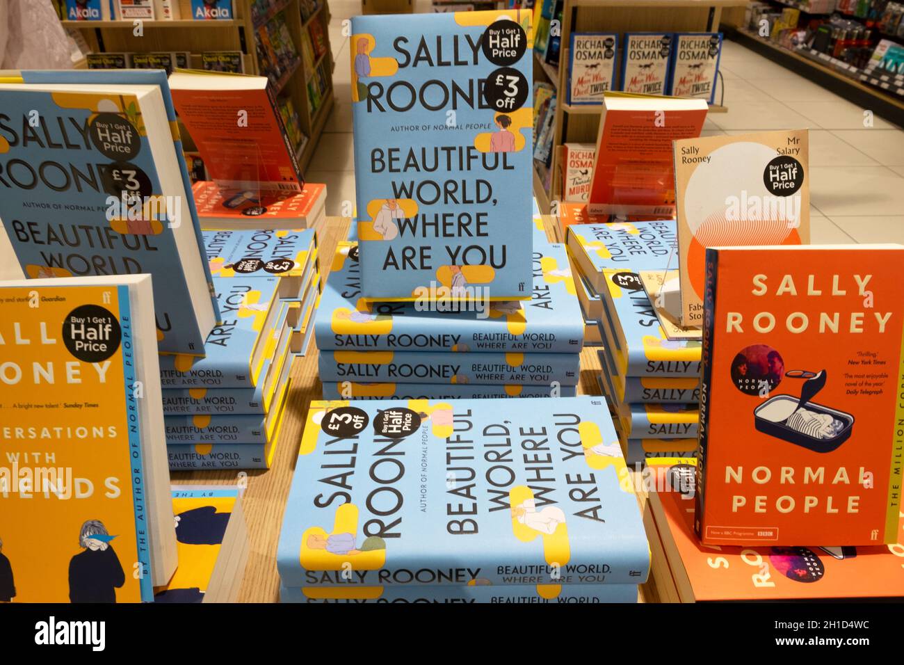 Sally Rooney Books Beautiful World wo sind Sie und normale Menschen auf der Ausstellung in Waterstones Buchhandlung in London England 2021. Oktober KATHY DEWITT Stockfoto